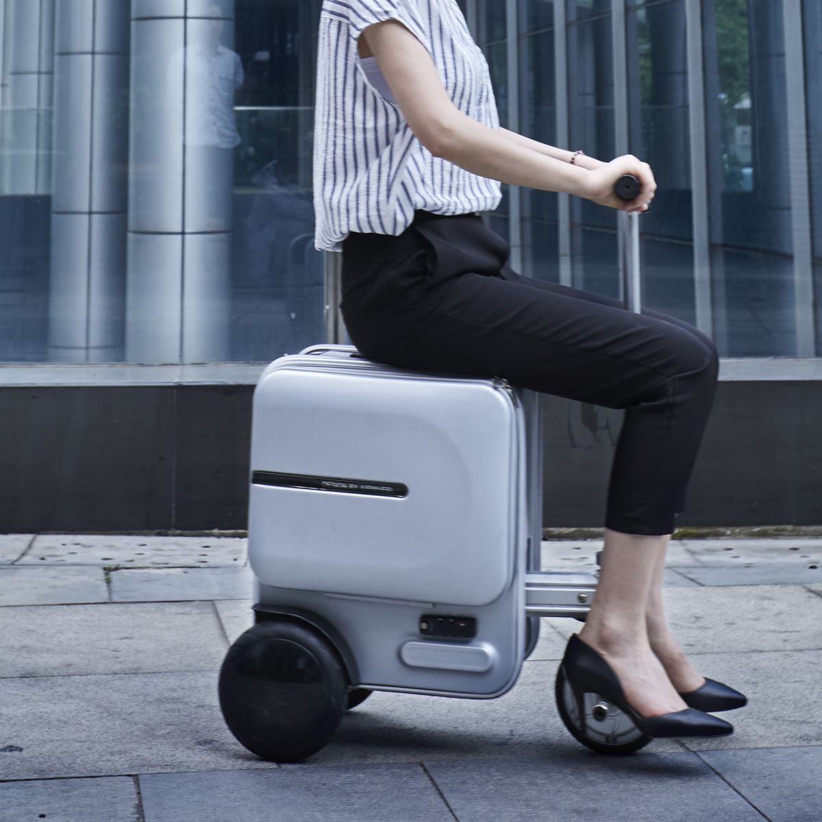 Airwheel SE3 Motorized Rideable Luggage(2).