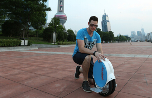 Wir werfen einen Blick auf solch ein Airwheel Rovers - "Walking in the Air Wheels." Es war ein klassisches Bild der Ruhe, eingebettet in den K?pfen der Menschen, neben alle Hormone, die das Herz aus der Leidenschaft von Modellen und schlie?lich einige echte Oldtimer anregen kann.