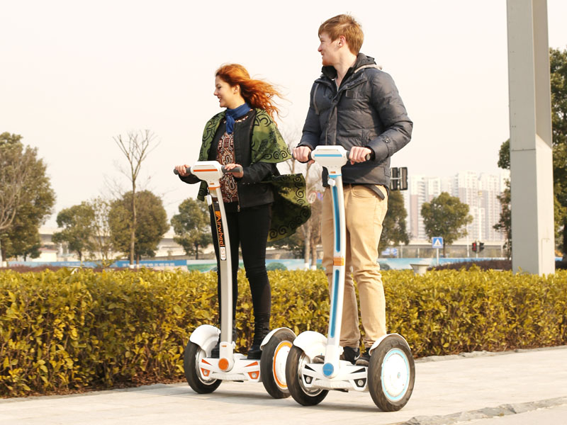 Airwheel S3 2 rodas scooter elétrico é realmente um elegante scooter elétrico com múltiplas fun??es. Tem uma ampla plataforma para ficar e um pode ouvir música através do Bluetooth construir-no quando deslizando na praia.