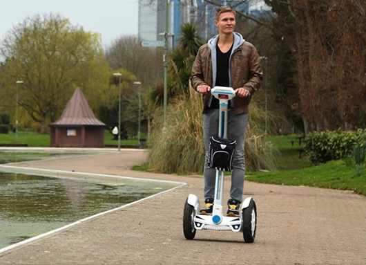 Airwheel S3 является одним из наиболее похвалил модели, запущенные в прошлом году по Airwheel технологии. Как Твин колесный корреспондирующих электрический скутер наиболее очевидной особенностью Airwheel S3 является его широкий Постоянный платформы и длительного контроля вала.