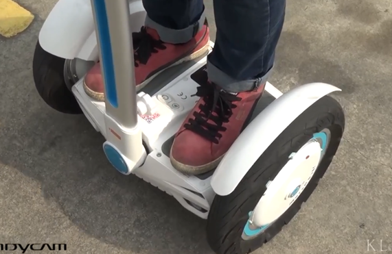 O Airwheel S3 pode te dar uma boa impressão como um clone de Segway a maior e mais caro. Mas em termos de tamanho e peso o S3 é muito mais leve e menor do que seus concorrentes. Muitas pessoas pode admirar que como faz diferir um Segway? Primeiro, o Airwheel S3 tem mais recursos do que um Segway para além de mover-se do ponto ao B.