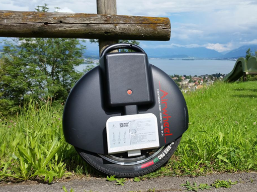 O Airwheel X 3 é um transporte futurista dedicado para um divertimento e um estilo de vida de baixo carbono. Usando a tecnologia inteligente de auto-equilíbrio, a Airwheel faz estourando até as lojas, seu trajeto para o trabalho, ou vai em qualquer lugar, sem esforço!