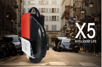 Rua típica da cultura — monociclo elétrico Airwheel X5