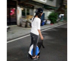 Airwheel 전기 각자 균형 조금씩어 의 출현은 현대 사람들에 대 한 새로운 여행 모드를 설정 하려고 합니다.