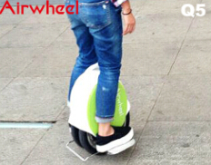 때때로, 그녀는 그녀의 동행자로 Airwheel 전기 스쿠터와 함께 공원에 그녀의 친구 들과 어울리고 선택할 수 있습니다.