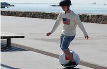 Espumante a vida dançando com uma roda elétrica Scooter Airwheel X6