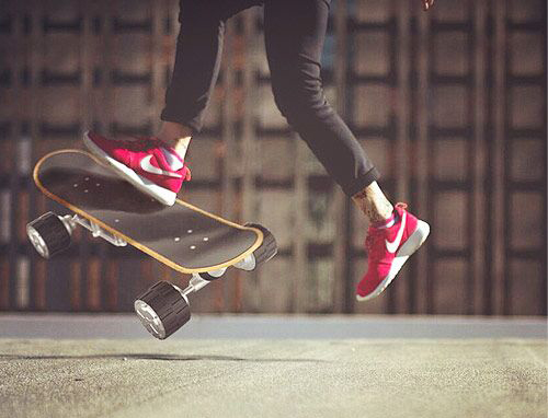 Personnes peuvent gagner sentiment d'accomplissement en pédalant skateboards électriques.