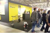 Um banquete visual é trazido por Airwheel elétrica hoverboard em 2015 EICMA.