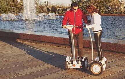 Considérons un instant un moment au cours de cette accélération brève hoverboard.