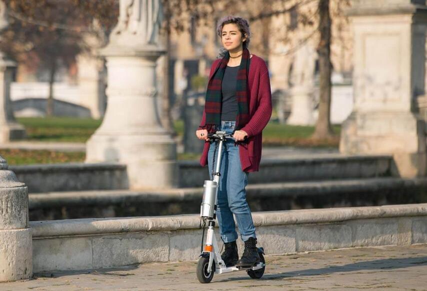  Il a deux roues, comme un mini vélo, mais une fourche en acier formant la structure.