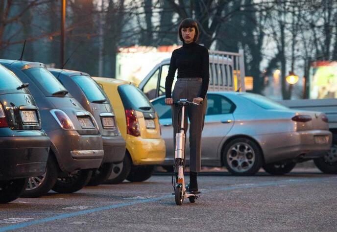 Quindi una certa azienda lavora su un nuovo monociclo elettrico modello con pedali per il ciclismo.