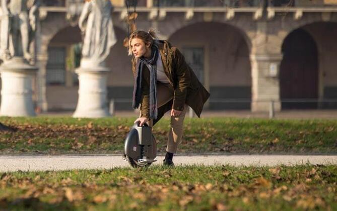 Lionel qui est un employé de bureau dans une petite entreprise est l'un des bénéficiaires du Airwheel X8 scooter électrique à roues simples .