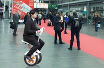 Reiten, elektrische Hoverboards oder Roller gegen aus Einsamkeit