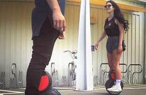 Garotas bonitas, dançadas na Hoverboards elétrico com dificuldade de movimentos