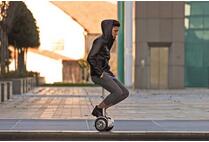 Lynn comprou um bom muitos Airwheel duas rodas inteligentes "trotinette" s para o campo de golfe.