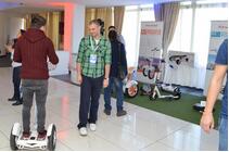 Estratégia de vitória: Airwheel auto balanceamento hoverboards elétrica aparece no seminário da Sérvia.