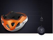 Tendo um tempo fabuloso com capacete inteligente de cor Airwheel C5