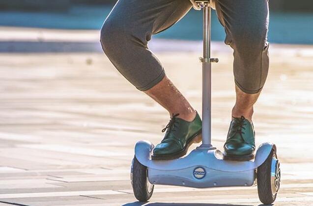 Airwheel S6 double-roues walkcar électrique a un petit personnage avec des roues de 8 pouces. 