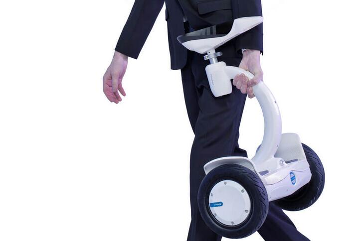 Scooter électrique de Airwheel S8-position assise est confortable, élégant et intelligent. La tige de commande est conçue pour être réglable. 