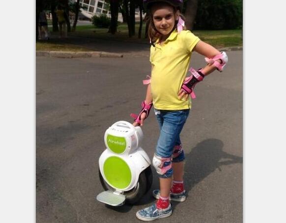 En outre, la conception humanisée de scooter série Airwheel Q assure sécurité et confort de conduite pour les jeunes enfants. 