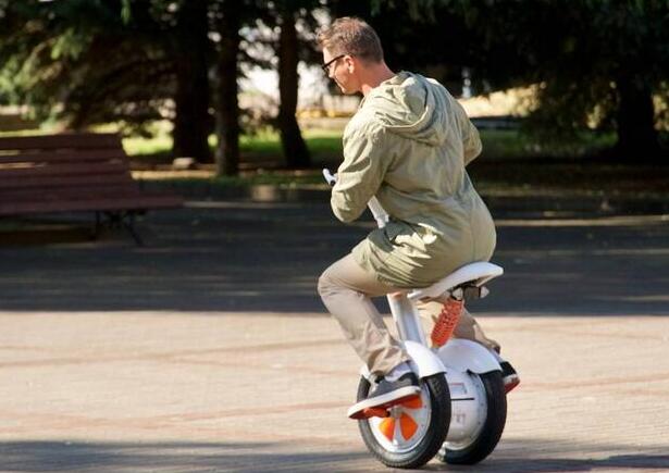 Per quei lavoratori di ufficio, possono cavalcare Airwheel per lavoro mentre allo stesso tempo edificare il corpo nel processo di equitazione.