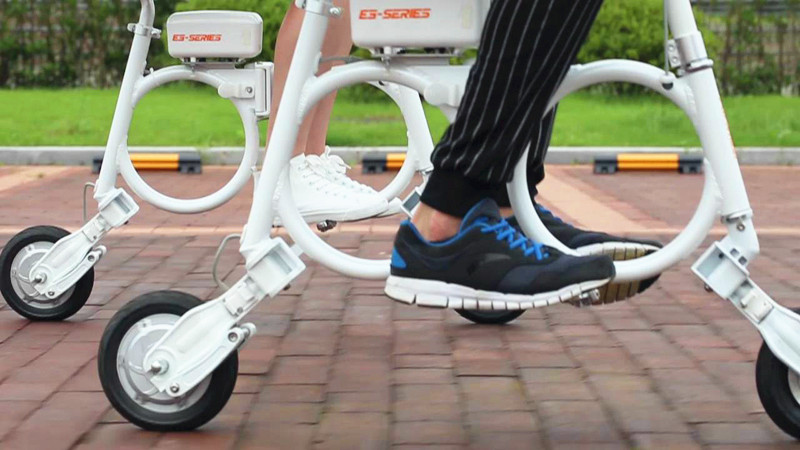 Airwheel 지능형 전기 스쿠터는 주로 더 많은 편의와 사무실 통근을 제공 하기 위해 만들어집니다.