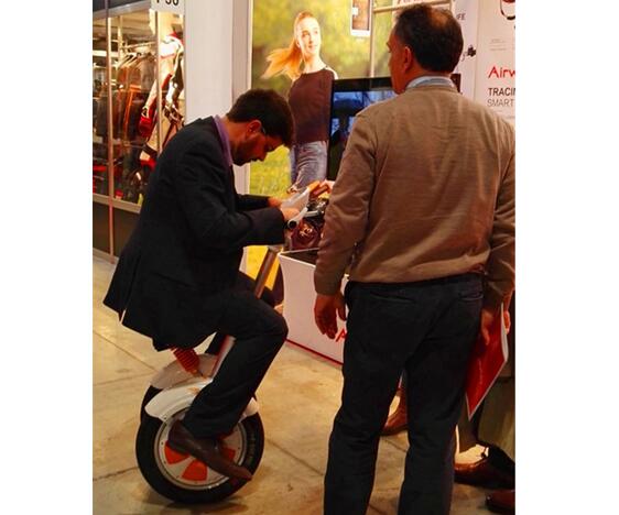 Par exemple, penché vers l’avant va accélérer Airwheel, tout en se penchant vers l’arrière va décélérer elle.