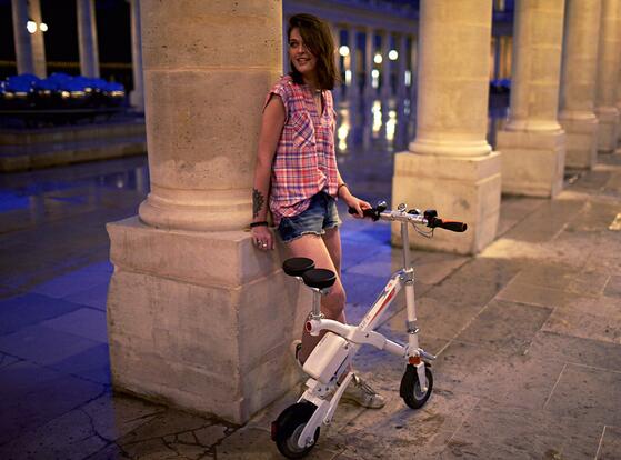 Airwheel vélo électrique pliant de E6 corps, selle, guidon et pédales peuvent être pliés, afin qu’il peut être facilement transporté dans les bus, métros et trains etc..