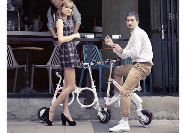 No entanto, fez Airwheel E3 bicicleta elétrica de dobramento . As pessoas podem montá-lo e tecer livremente entre mundo de neve linda.