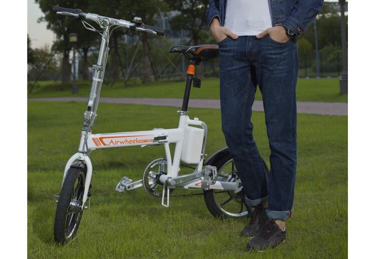 At this moment, Airwheel R5 electric moped bike takes you to go for a stroll for aiding digestion after a big dinner.