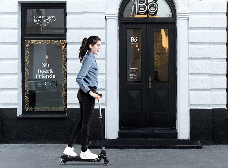  В некоторых международной торговой выставке Airwheel складная электрические велосипеды и скутеры являются повсеместными.