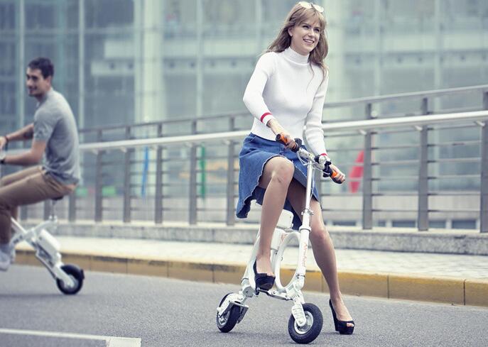 Imagine que você monta Airwheel E3 para ir a um parque para relaxar.