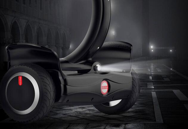 Non ha leva di controllo, che offre al pilota una migliore visualizzazione in corso di equitazione scooter auto-bilanciamento elettrico Airwheel.