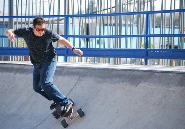  Il est temps de chercher à embrasser le monde avec Airwheel électrique dérive hoverboard .