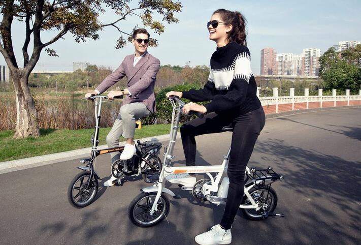 Ci sono molte opzioni a loro disposizione, tuttavia, un Airwheel R3 aided-bicicletta elettrica è uguale a tre veicoli — bici, e bici e motorini.