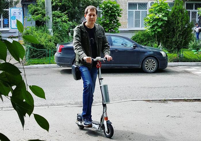 Qui plus est, la souplesse de conduite de Airwheel va aider les gens à gagner plus de temps dans les embouteillages ou les heures de pointe.