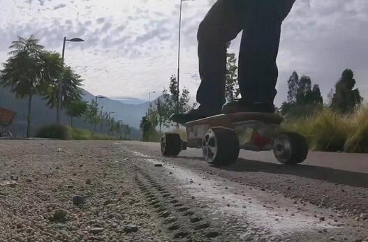 Deuxièmement, par rapport à la planche à roulettes traditionnel, M3 est télécommandé sans fil, et il est disponible pour le contrôle d’une certaine distance. 