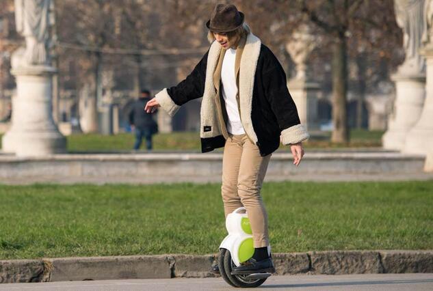 Solo portare con un Airwheel Q6 gemello-ruota scooter elettrico per avere un viaggio da solo.